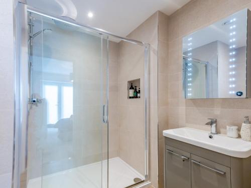 uma casa de banho com um chuveiro e um lavatório. em Pass the Keys Contemporary Apartment with Secure Parking em Shrewsbury