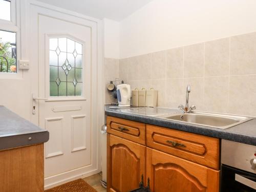 cocina con fregadero y encimera en Hazeldene Stables, en Exeter