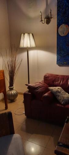 - un salon avec un canapé et une lampe dans l'établissement Villa Norte, à Ma‘yan Barukh