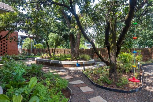 Ogród w obiekcie SaffronStays Amavi Beach House