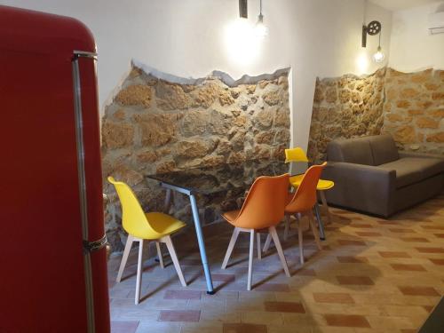 una mesa y sillas en una habitación con sofá en Casa Mattia Centro Storico, en Cisterna di Latina
