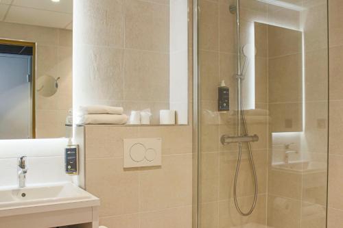 W łazience znajduje się prysznic i umywalka. w obiekcie Brit Hotel Bordeaux Aéroport - Le Soretel w mieście Mérignac
