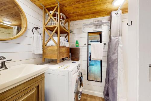 uma casa de banho com máquina de lavar e secar roupa numa pequena casa em Tiny Tiger em Issaquah
