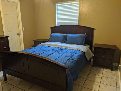 イングルウッドにあるSnowbirds escape / vacation gateway #aのベッドルーム1室(青いシーツと青い枕のベッド1台付)
