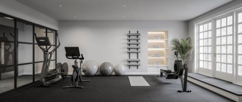een fitnessruimte met loopbanden en hometrainers in een kamer bij King Street Aparthotel in Stirling