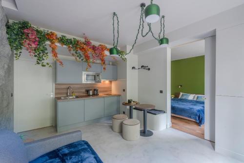 Il comprend un salon avec une cuisine et une chambre. dans l'établissement Citihome Alésia, à Paris