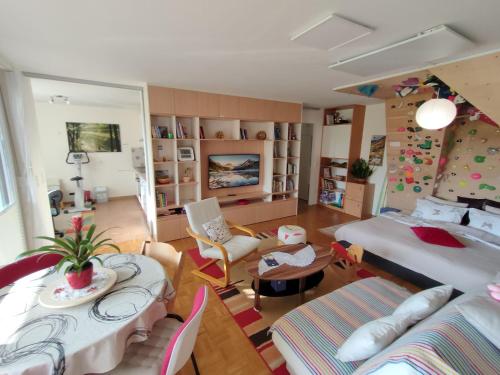 Rače的住宿－Apartma Velesa，客厅配有床和桌子