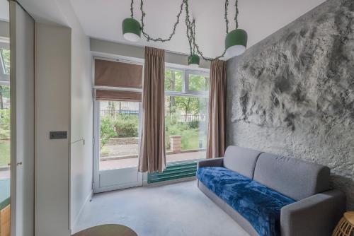 un salon avec un canapé et une fenêtre dans l'établissement Citihome Alésia, à Paris