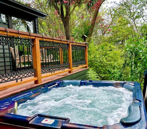 a hot tub on the back of a house at Mountain Cottage in Dandenong Ranges in Mount Dandenong