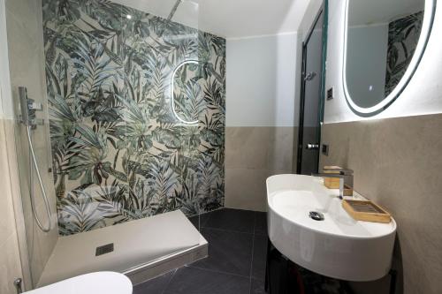 uma casa de banho com um lavatório branco e um chuveiro em 225 - La Corte Luxury Apartment, Centro città con vista panoramica e PARCHEGGIO PRIVATO GRATUITO INCLUSO em Génova