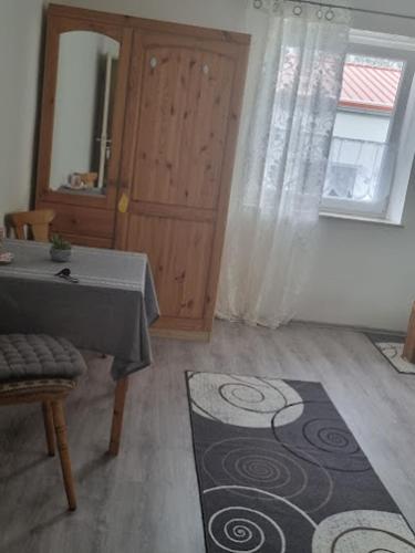 Habitación con mesa, puerta y alfombra. en Gasthaus Weigl, en Großmehring