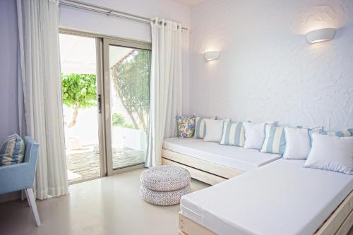 Postel nebo postele na pokoji v ubytování Artemis Seafront Apartments