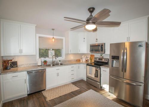eine Küche mit weißen Schränken und einem Kühlschrank aus Edelstahl in der Unterkunft Large Beautiful Apartment (Unit 40) in Hershey