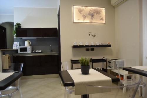 une salle à manger avec une table et des chaises ainsi qu'une cuisine dans l'établissement Holiday a San Pietro, à Rome