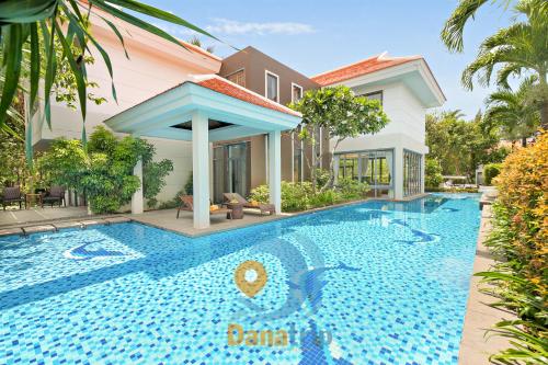 - une piscine en face d'une maison dans l'établissement Danang Amazing Ocean Villas, à Đà Nẵng