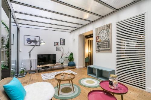un salon avec un canapé et une table dans l'établissement Appartement chic avec patio - 2BR 6P - Le Marais, à Paris