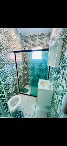 uma casa de banho com um WC e um lavatório em Casa de Temporada Arraial do cabo em Arraial do Cabo