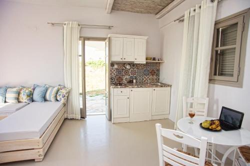 Kuchyň nebo kuchyňský kout v ubytování Artemis Seafront Apartments