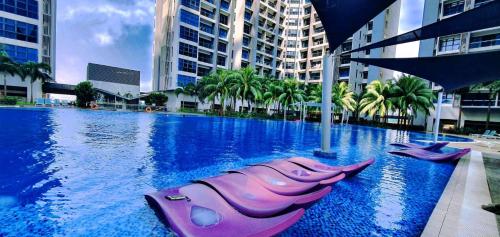 une grande piscine dans une ville avec des bâtiments dans l'établissement Atlantis Residence Melaka by YouBNB Homestay, à Malacca