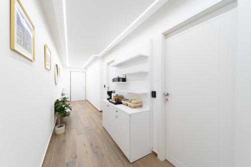 um corredor com armários brancos e uma porta branca em Mentana Rooms em Parma