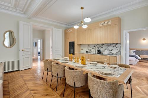une cuisine et une salle à manger avec une table et des chaises dans l'établissement Résidence Center of Paris by Studio prestige, à Paris