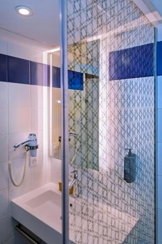 a bathroom with a shower and a sink at ibis Styles Strasbourg Stade de la Meinau in Strasbourg