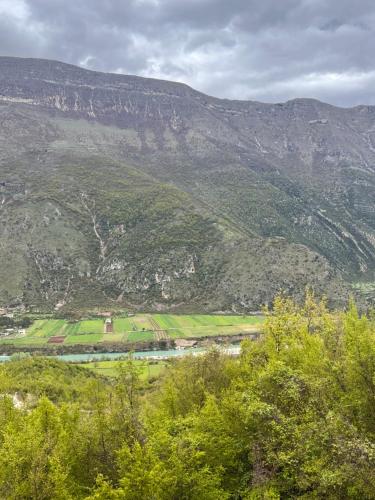 uitzicht op een vallei met een berg op de achtergrond bij Goni Guest House in Tepelenë