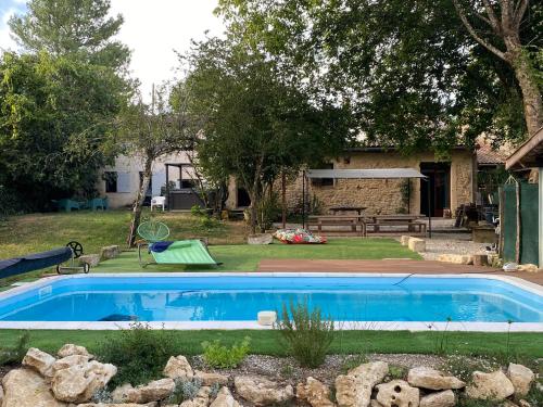 uma piscina no quintal de uma casa em Villa Baptiste Spa Sauna Billard Piano ping-pong Piscine près de Bordeaux em Cérons