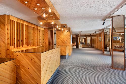 a hallway with wood paneled walls in a building at Ciel Bleu Pila in Pila