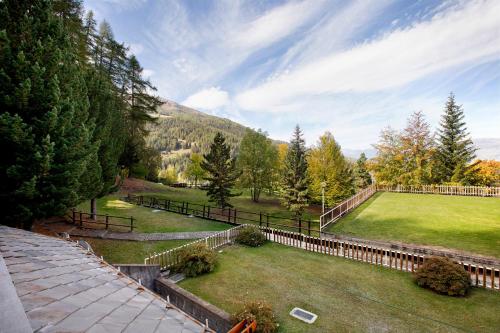 an aerial view of a lawn with trees and a fence at Ciel Bleu Pila in Pila