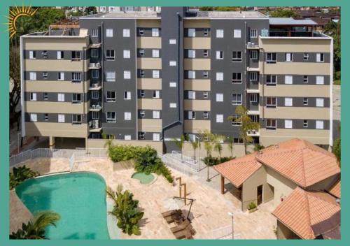 uma vista aérea de um complexo de apartamentos com uma piscina em JARDIM DAS PALMEIRAS II - HOME RESORT em Ubatuba