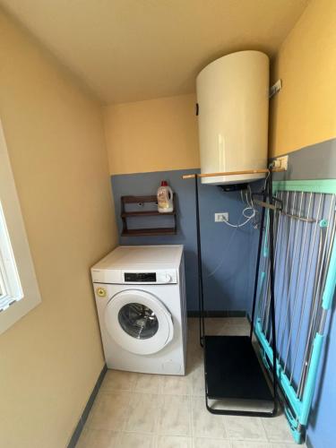 a laundry room with a washing machine and a washer at La Gio del Fosso in Ameglia