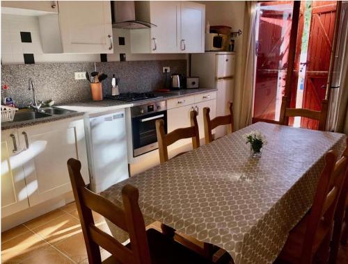 une cuisine avec une table avec un vase dessus dans l'établissement La Maison Tourouzelle, à Lauraguel