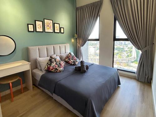 una camera da letto con un letto con un orsacchiotto sopra di Trion KL High floor Corner Unit Free Parking Near TRX KL Centre and MRT a Kuala Lumpur