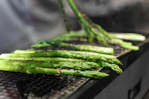 a bunch of green asparagus on a grill at Aparthotel Ansitz Felsenheim in Lermoos