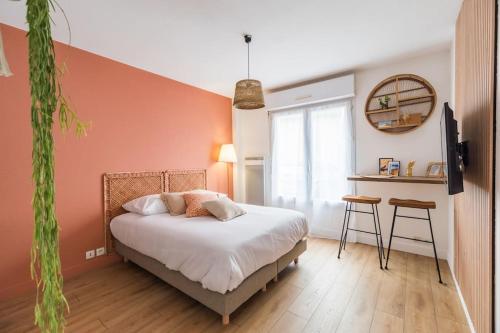 a bedroom with a bed and a table and a window at Charmant studio au cœur de Saint-Brieuc in Saint-Brieuc
