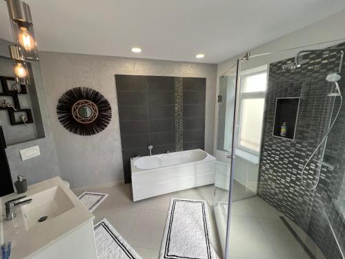 y baño con bañera, ducha y lavamanos. en 130m² Designerwohnung mit 2 Vollbädern en Gera