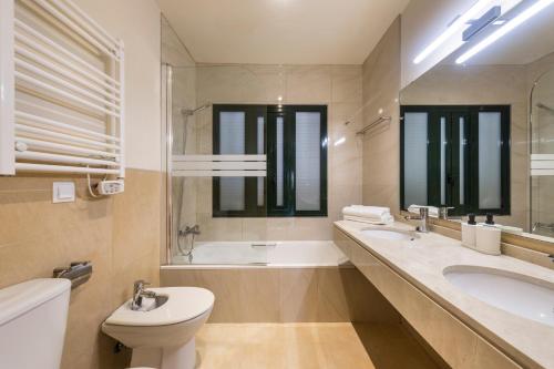 uma casa de banho com um WC, uma banheira e um lavatório. em El Oasis Casa Palmera 16 Bajo B em Fuente Alamo