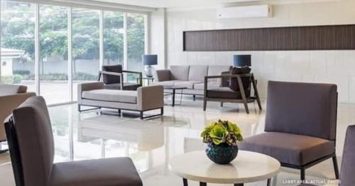 Chelsea Suite's Esthetic Staycation at Trees Residence QCにあるシーティングエリア
