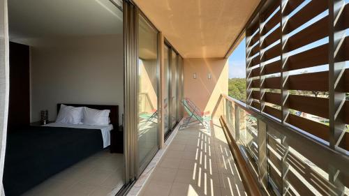 Schlafzimmer mit einem Bett auf einem Balkon in der Unterkunft Herdade dos Salgados, T2 12C 3D, Vila das Lagoas in Albufeira
