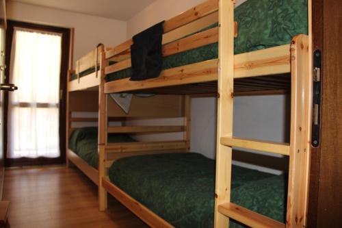 a bedroom with two bunk beds in a room at Appartamento Contolini in Mazzin