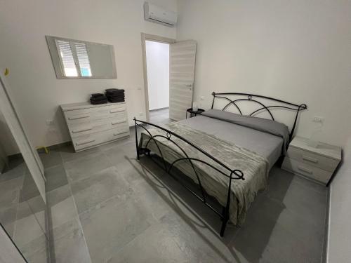 una camera con un letto e un comò di Fiume 21 apartment -1- Venturina Terme a Venturina Terme