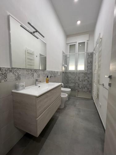 e bagno con vasca, servizi igienici e lavandino. di Fiume 21 apartment -1- Venturina Terme a Venturina Terme