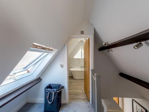 uma casa de banho com uma escada com um lavatório e uma banheira em Pass the Keys Dahlia Contemporary town centre apartment em Shrewsbury