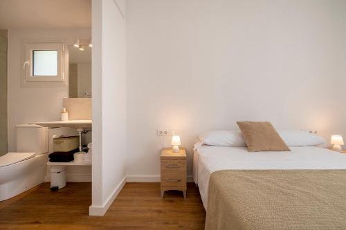 um quarto com uma cama e uma casa de banho com uma banheira em La Caseta em Sant Jaume de Llierca