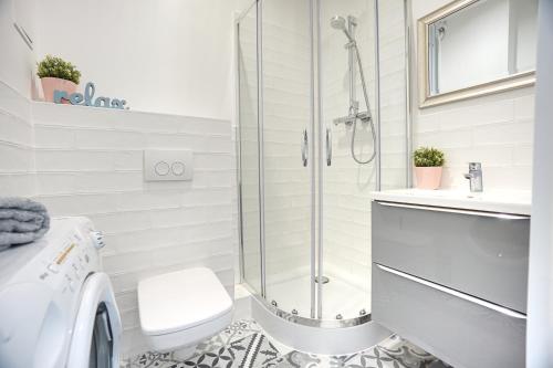 W łazience znajduje się prysznic, toaleta i umywalka. w obiekcie Warsaw Premium Apartments Old Town w Warszawie