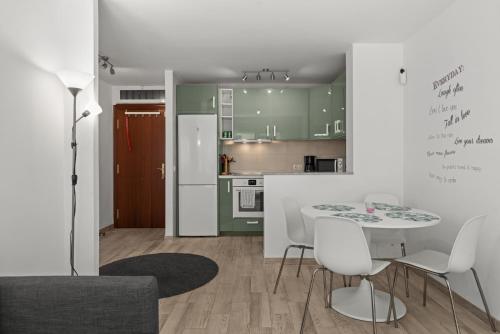eine Küche und ein Esszimmer mit einem Tisch und Stühlen in der Unterkunft Perla apartment near Fuengirola harbour - Ref 239 in Fuengirola