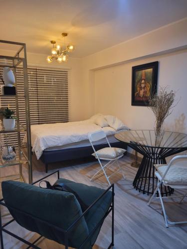 una camera con letto, tavolo e sedie di Exclusive San Isidro a Lima