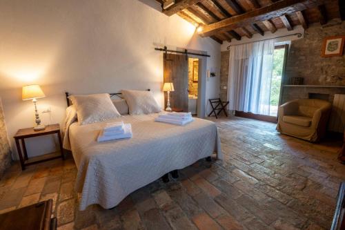1 dormitorio con 1 cama grande y toallas. en Castello Valenzino, en Umbertide