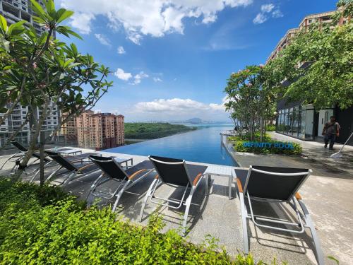 een tafel en stoelen met uitzicht op een rivier bij Urban Suite - George Town in Jelutong